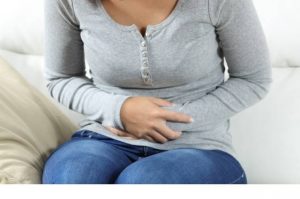 Mulher com dor no estômago